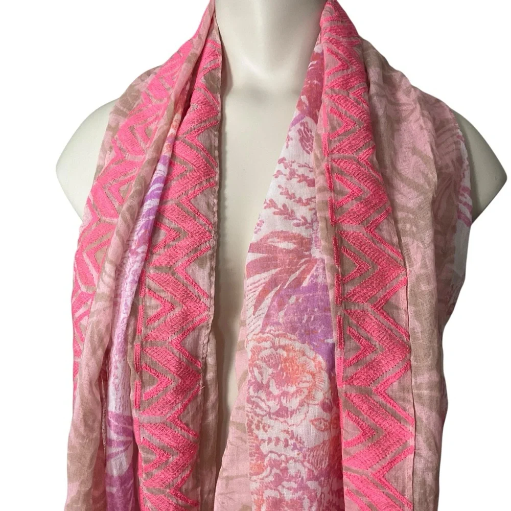 AMERICAN EAGLE Outfitters Scarf Pink and Cream Patterned Cotton